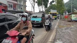 Arus Lalu Lintas di Kawasan Wisata Ciwidey Bandung Padat, Kendaraan Antre 3 Km