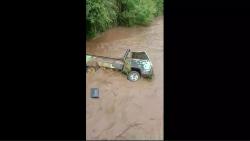 Detik-detik Pick Up Tambang Hanyut Terseret Banjir di Sungai Selowogo, Sopir Selamat