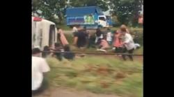 Detik-detk Mikrobus Terbalik di Tol Cipali, Penumpang Histeris Sambil Pegangan<