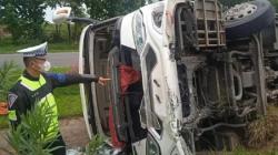 Ngeri, Mikrobus Terbalik usai Ditabrak Livina di Tol Cipali, 11 Luka-luka  <