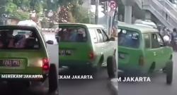 Viral Ban Mobil Tua Copot di Jalan, Netizen: Seperti di Film Warkop