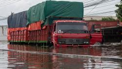Banjir Masih Merendam Jalur Pantura Semarang, Banyak Truk Mogok