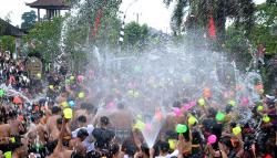 Serunya Tradisi Perang Air di Bali