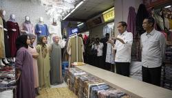 Presiden Jokowi Blusukan ke Pasar Tanah Abang Pasca Pencabutan PPKM