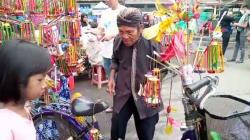 Sosok Mbah Abdullah, Kakek Asal Pemalang yang Setia Jualan Mainan Tradisional 