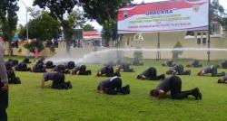 Naik Pangkat, 53 Anggota Polres Pemalang Sujud Syukur saat Disiram Air Water Canon