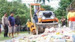 Pemkab Luwu Utara Musnahkan 10.741 Makanan dan Minuman Kedaluwarsa