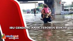 Nekat, Ibu Gendong Anak Terobos Banjir di Kaligawe untuk Mengungsi