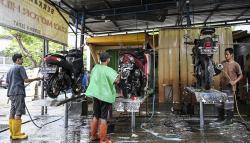Pengusaha Jasa Cuci Motor Raup Cuan saat Musim Hujan