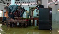 Masjid Kebanjiran, Warga Demak Jateng Salat Berjemaah Beralaskan Meja