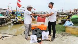 KNP Jabar Beri Bantuan Mesin Kapal untuk Kelompok Nelayan di Tempuran Karawang<