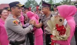 Senyum Semringah Artis Yeni Inka Ikuti Upacara Kenaikan Pangkat Suami di Polres Blora<