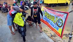 Relawan Buka Bengkel Perbaiki Motor Mogok karena Banjir, Gratis!