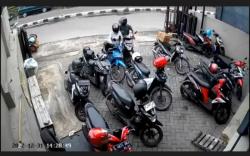 Terekam CCTV, Pasutri Kompak Curi Motor depan Outlet Pakaian di  Surabaya