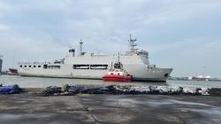 Terobos Cuaca Buruk, KRI Makassar Angkut BBM, Genset hingga Logistik ke Karimunjawa