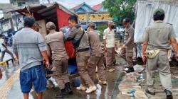 Jualan di Trotoar, Belasan Lapak PKL di Sekitar Pasar Cibinong Ditertibkan Satpol PP