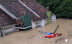 Banjir Bandang Terjang Perumahan Dinar Indah Meteseh Semarang, 1 Warga Tewas
