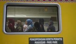 Antusiasme Warga Naik Kereta Api Makassar-Pare Pare, Tarif Gratis