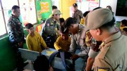 Petugas Gabungan Majalengka Razia Lato-Lato di Sekolah Dasar