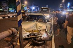 Sedan Tabrak Beton Pembatas Flyover Jatingaleh, Pengemudi Perempuan Terluka