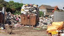 Ratusan Ton Sampah Kota Bandung Tidak Terangkut akibat Jalan Ambles di TPA Sarimukti