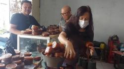 Jelang Imlek, Produsen Kue Keranjang Legendaris di Tasikmalaya Kebanjiran Order<