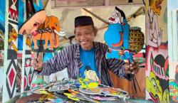 Keren, Pria Ini Ubah Sampah Jadi Wayang Uwuh yang Bernilai Seni Tinggi<