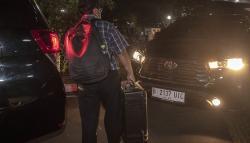 Penyidik KPK Bawa Koper Besar usai Geledah Kantor DPRD DKI Jakarta