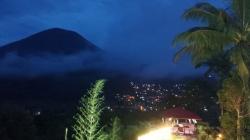 Vegetasi sekitar Kawah Lokon Tampak Kering karena Belerang