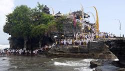 Umat Hindu Sembahyang Hari Suci Siwaratri di Pura Tanah Lot Bali