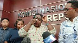 Sambil Teteskan Air Mata, Bibi Lukas Enembe Cerita Mau Antar Makanan Ditolak KPK<