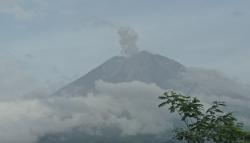 Gunung Semeru Alami 29 Kali Gempa Letusan Pascaerupsi Pagi Ini