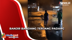 Sejumlah Warga Terjebak Banjir Bandang yang Menerjang Padang