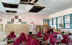 Bangunan SDN Dukuh Indramayu Memprihatinkan, Plafon Lapuk dan Rawan Ambruk