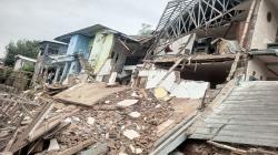 Fondasi Terkikis Air Sungai Jadi Penyebab Rumah Mewah 2 Lantai di Cimahi Ambruk