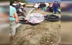 Hendak Salip Mobil, Pemotor Ini Hilang Kendali hingga Ditabrak Pikap, 1 Orang Tewas