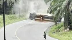 Ngeri, Truk Pengangkut CPO 23 Ton Terguling di Labusel, sempat Mundur Tak Kuat Menanjak