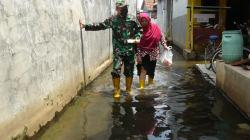 Aksi Heroik Babinsa di Pekalongan Terjang Banjir Rob demi Antar Makanan untuk Anak Stunting