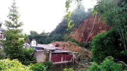 Tebing Setinggi 30 Meter di Lembang KBB Longsor, 2 Bangunan Rusak<