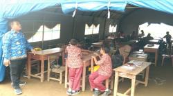 Perbaikan Sekolah Tak Kunjung Rampung, Siswa SD di Karawang Belajar di Tenda Darurat<