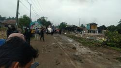 Isak Tangis Warga Warnai Penggusuran Rumah yang Terkena Proyek Japek 2 di Karawang