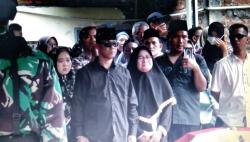 Tangis Orang Tua dan Keluarga Iringi Pemakaman Jenazah Pratu Ferdian yang Gugur di Papua