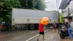 Diduga Rem Blong, Truk Tronton Seruduk Rumah dan Warung di Cipatat KBB<