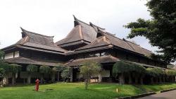 7 Rumah Adat Jawa Barat, Julang Ngapak hingga Parahu Kumureb<