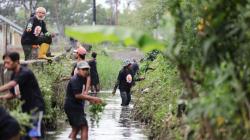 Warga Rancaekek Bandung dan Relawan GMC Gotong Royong Bersihkan Sungai untuk Cegah Banjir
