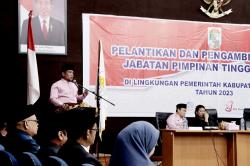 Bupati Zukri Lantik 6 Pejabat Eselon II di Lingkungan Pemkab Pelalawan
