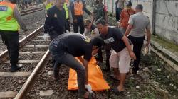 Tak Dengar Teriakan Warga, Lansia Tertabrak Kereta Api di Bekasi