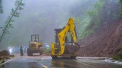 Jalan Ruteng-Reo di NTT Tertutup Tanah Longsor, Pengendara sempat Tak Bisa Melintas