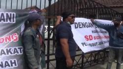 Tuntut Selesaikan Sengketa Lahan, Warga Ciampel Segel Gerbang Perhutani Purwakarta  <