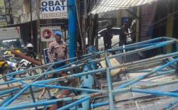 Angin Kencang Robohkan Papan Reklame di Pamulang Tangsel, 2 Motor Rusak Tertimpa